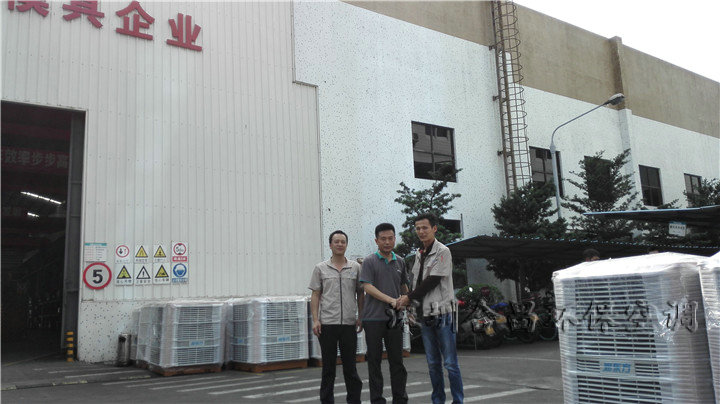 潤東方環(huán)保空調工程師與科龍模具領導合影